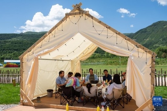 8月12日，游客在寧夏固原市涇源縣大灣鄉(xiāng)楊嶺村品嘗當?shù)孛朗?。新華社記者 李旭倫 攝