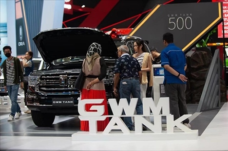 印尼消費(fèi)者參觀長(zhǎng)城汽車的展臺(tái)。趙猛 攝