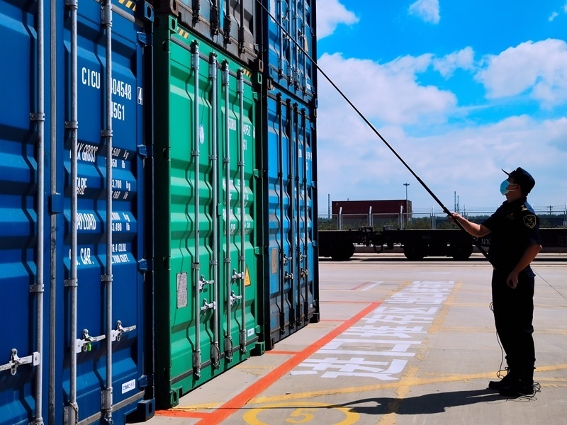 關(guān)員利用工業(yè)內(nèi)窺鏡檢查箱號(hào)、鎖號(hào)、封志情況。人民網(wǎng)記者 栗翹楚攝