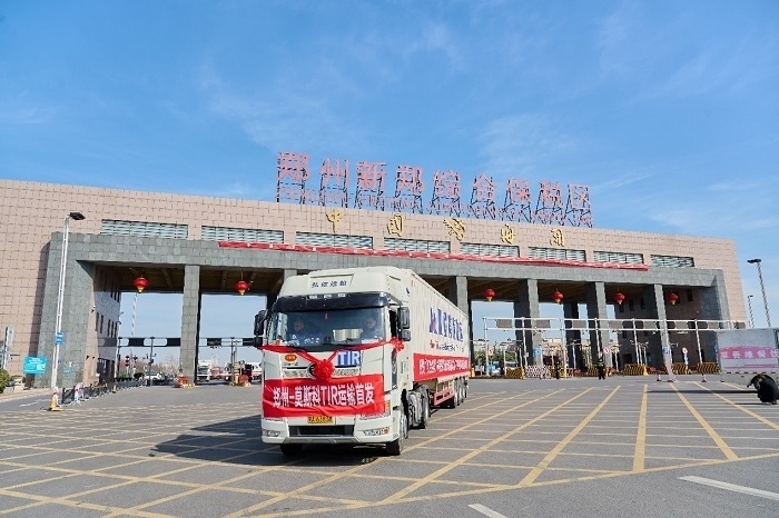 2023年2月20日，鄭州—莫斯科TIR運(yùn)輸首發(fā)車輛駛出鄭州新鄭綜合保稅區(qū)。新鄭海關(guān)供圖