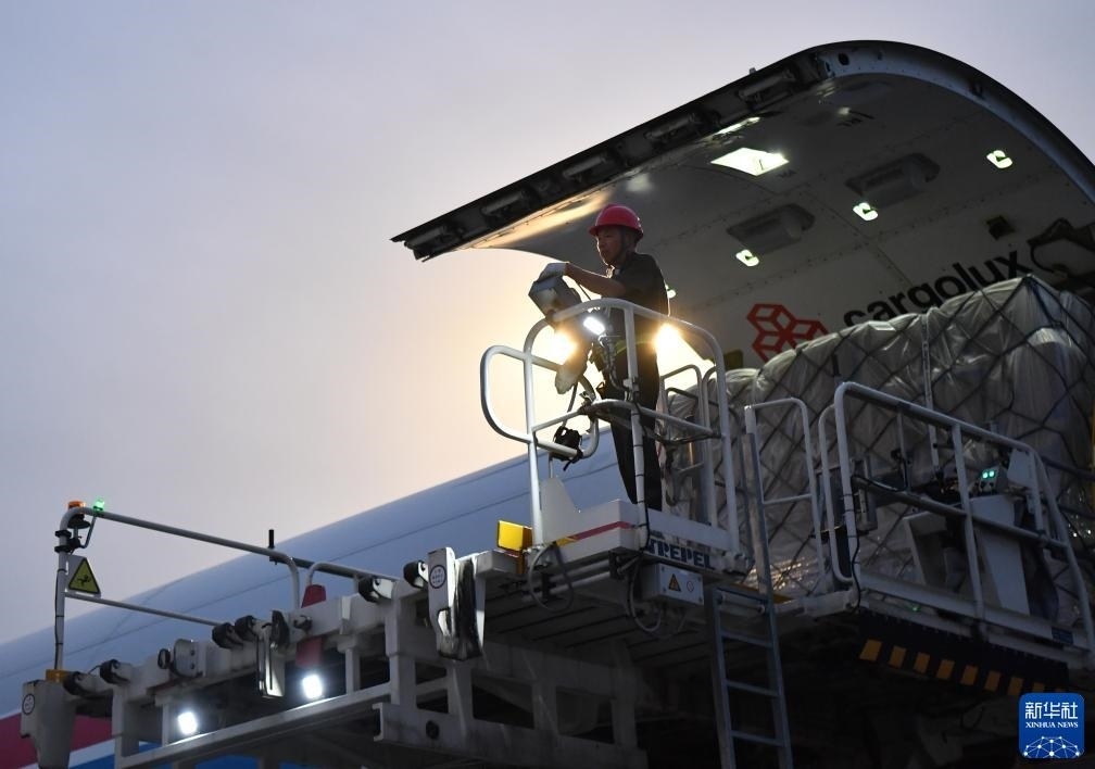 8月1日，工作人員在中國鄭州新鄭國際機場為一架盧森堡貨航貨機裝貨。新華社記者 李嘉南 攝