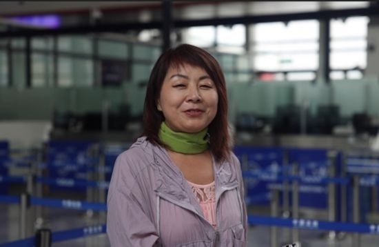 7月22日，曾經(jīng)在老撾瑯勃拉邦工作過3年的加拿大華僑孫月玲乘坐中老鐵路國際旅客列車從中國出境。衛(wèi)海林 攝