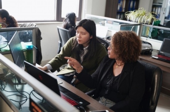 梅德哈妮（右）與中國同事討論設計方案。受訪對象供圖