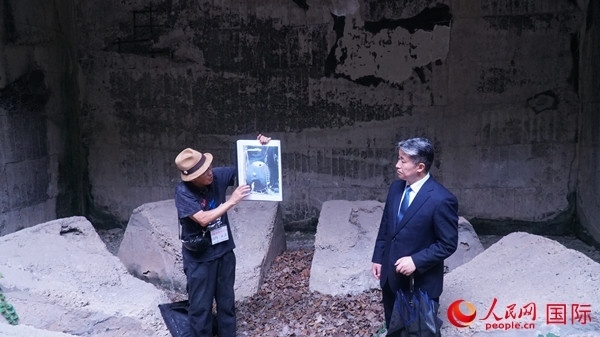 毒氣島歷史研究所事務(wù)局長山內(nèi)正之在毒氣儲存遺址為大家介紹日軍發(fā)動毒氣戰(zhàn)的罪證。人民網(wǎng) 蔣曉辰攝