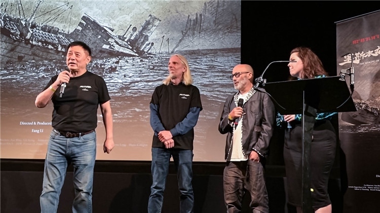 導(dǎo)演方勵(lì)以及團(tuán)隊(duì)成員分享體會(huì)。郭錦標(biāo)攝