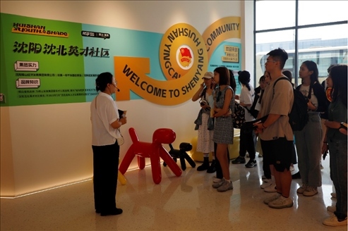 記者團在輝山英才社區(qū)采訪。北京外國語大學(xué) 許青攝