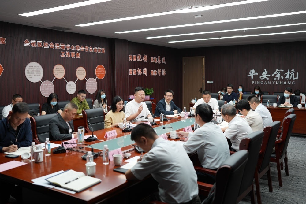 浙江省信訪局領(lǐng)導(dǎo)和相關(guān)領(lǐng)導(dǎo)組成的下訪團(tuán)在杭州市余杭區(qū)社會治理中心接受群眾上訪（5月25日攝）。新華社記者 翁忻旸 攝