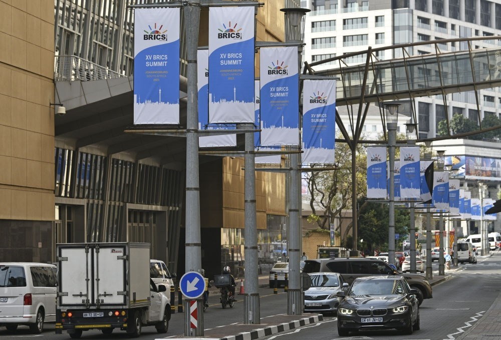 這是8月17日在南非約翰內(nèi)斯堡拍攝的金磚峰會(huì)條幅。金磚國(guó)家領(lǐng)導(dǎo)人第十五次會(huì)晤將于南非約翰內(nèi)斯堡舉行。新華社記者 陳誠(chéng) 攝