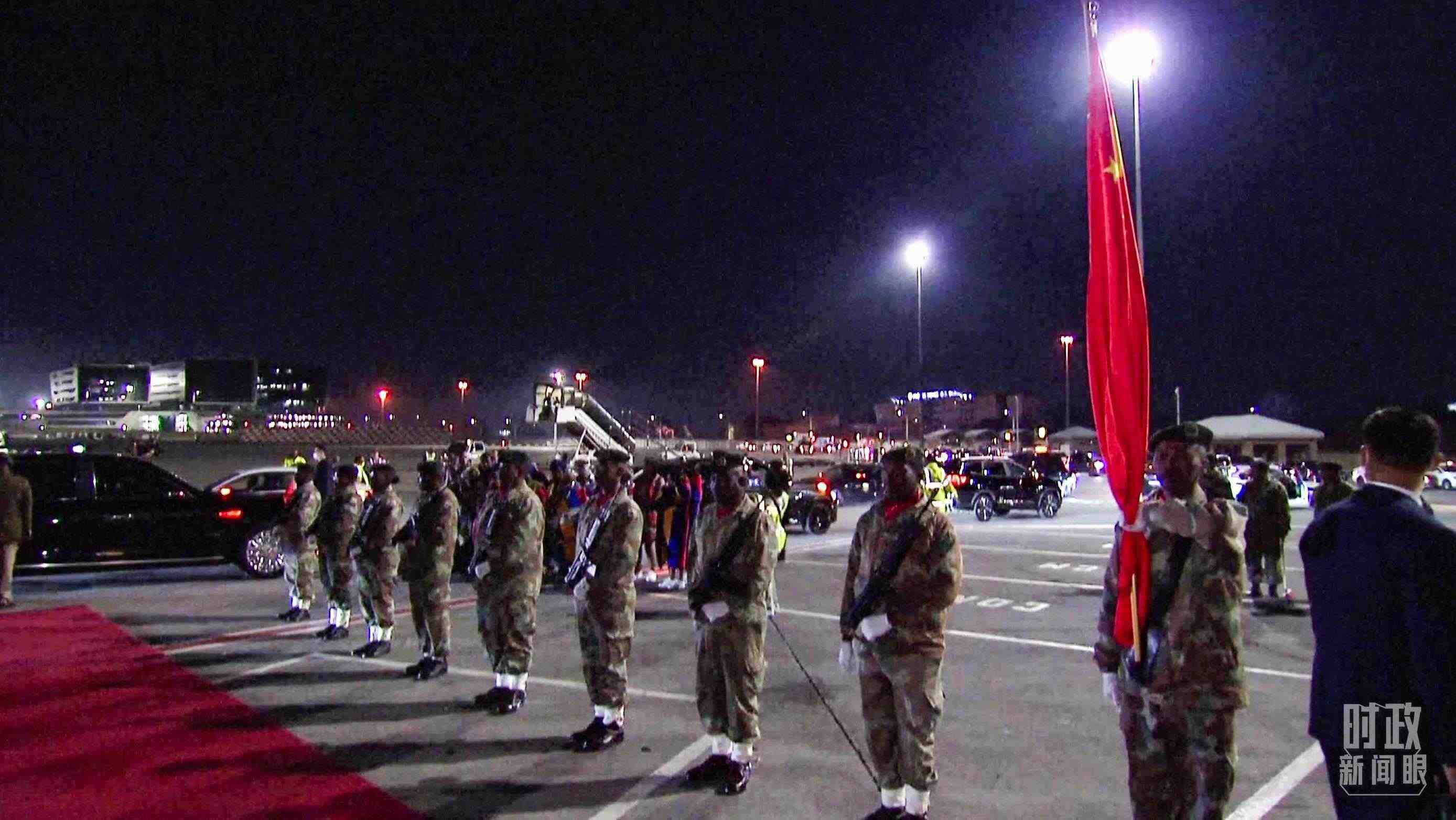 △機(jī)場(chǎng)現(xiàn)場(chǎng)的禮兵。