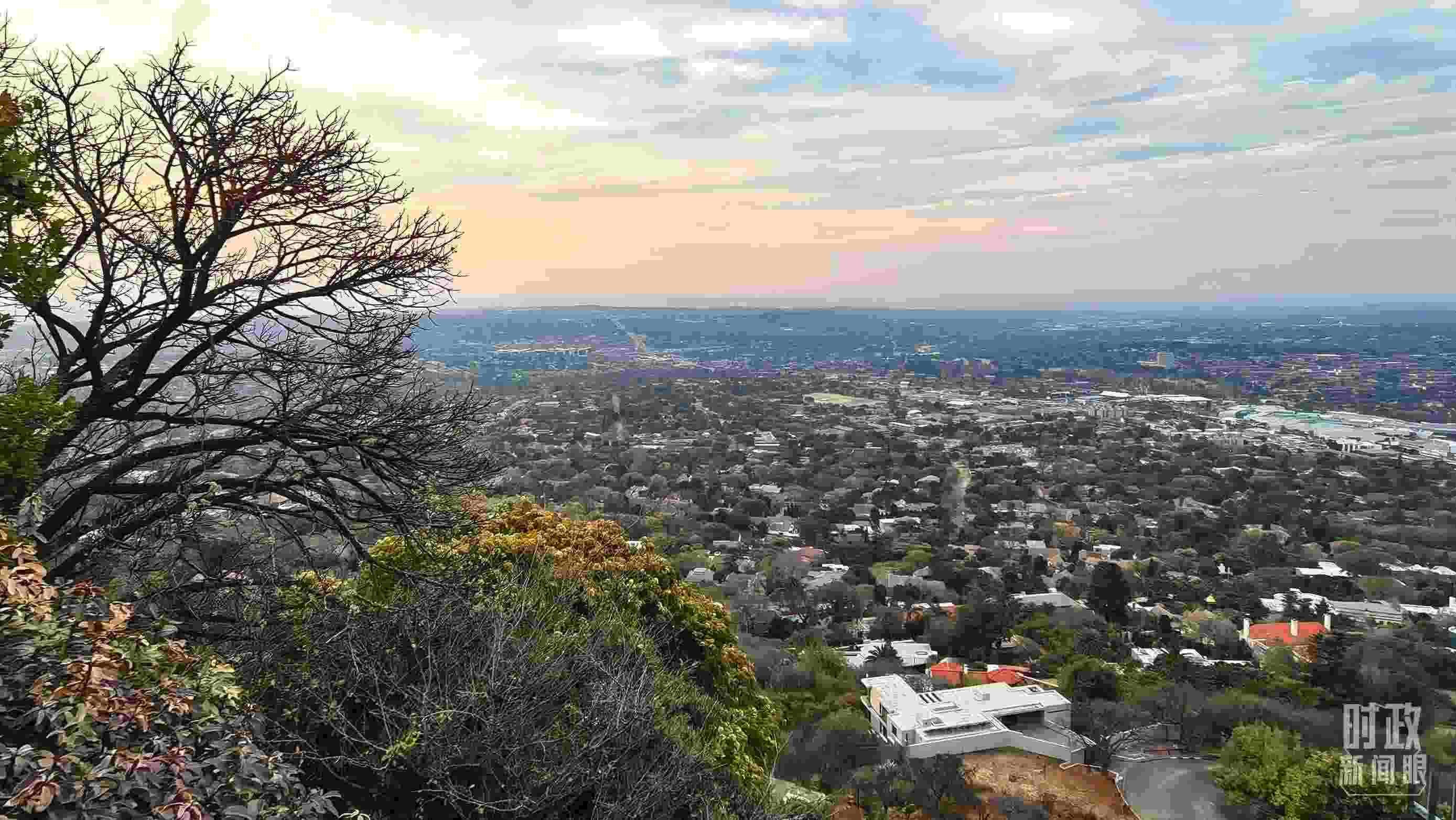 △ 俯瞰南非約翰內(nèi)斯堡。（總臺(tái)央視記者韓銳拍攝）