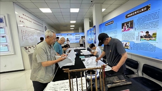 臨潢家園社區(qū)居民在書法練習(xí)室練習(xí)書法。人民網(wǎng)記者 金洪花攝