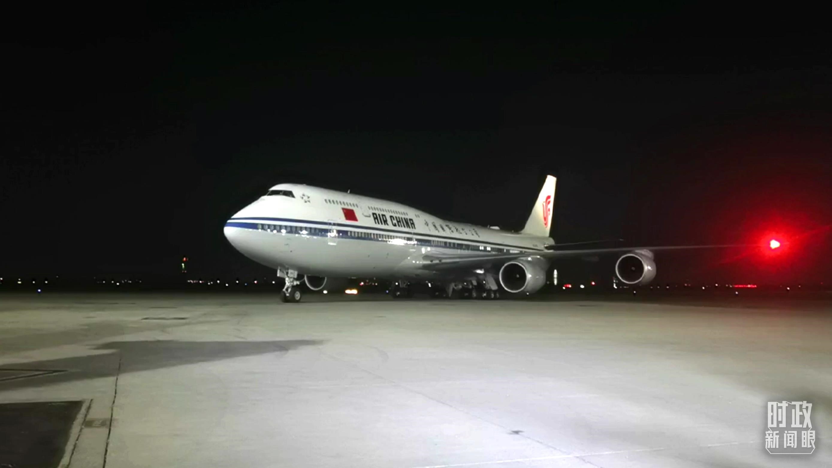 △這是習(xí)近平乘坐的專機(jī)。（總臺(tái)央視記者鐘銳拍攝）