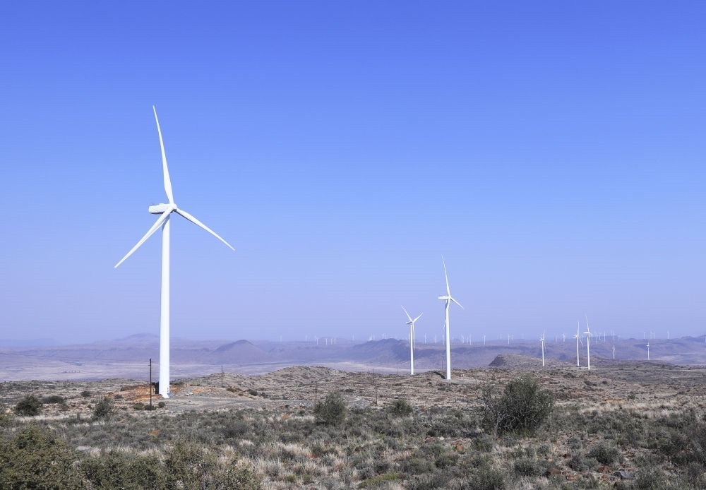 這是在南非北開普省德阿鎮(zhèn)拍攝的德阿風(fēng)電項(xiàng)目風(fēng)機(jī)（2023年8月10日攝）。由中國龍?jiān)措娏瘓F(tuán)南非公司運(yùn)營的德阿風(fēng)電項(xiàng)目每年發(fā)電量超過7.5億千瓦時，相當(dāng)于節(jié)約20多萬噸標(biāo)準(zhǔn)煤，減排二氧化碳約70萬噸。