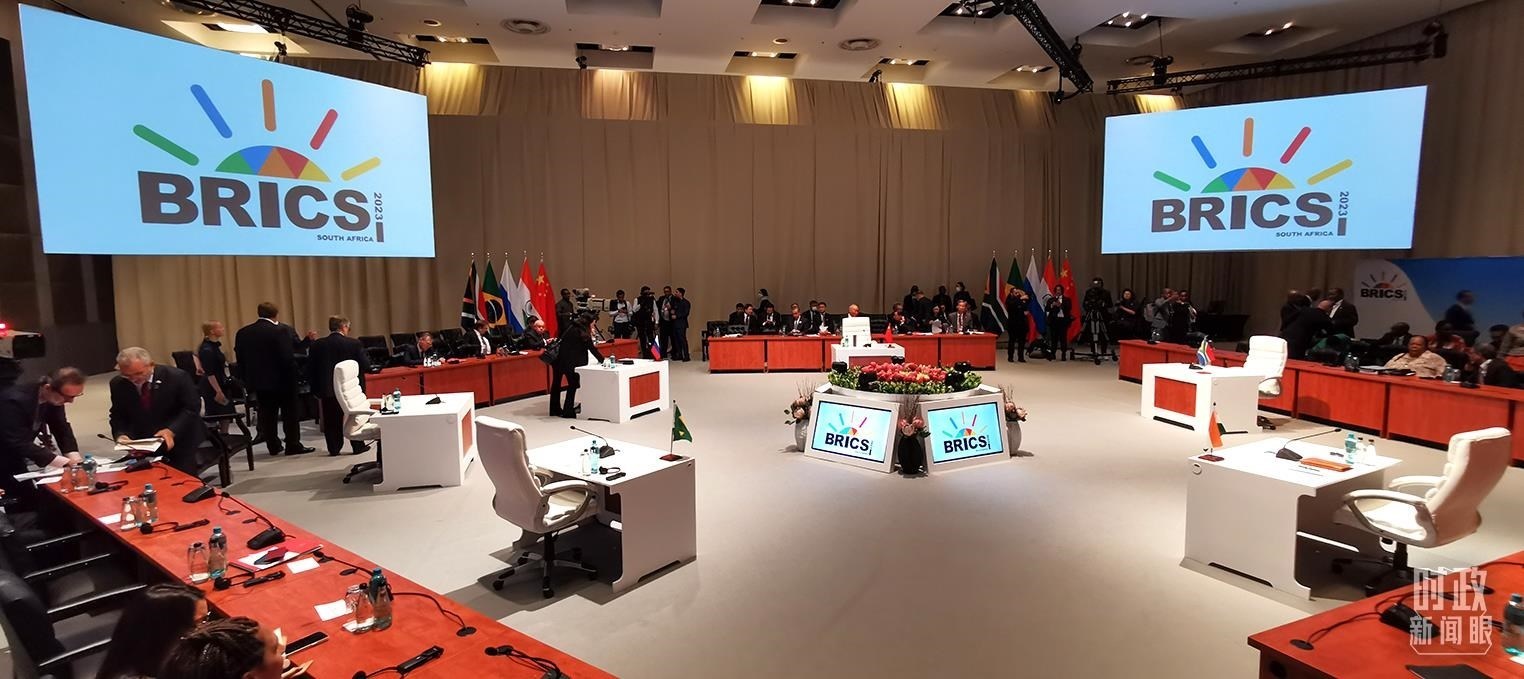 △23日上午，金磚國(guó)家領(lǐng)導(dǎo)人第十五次會(huì)晤在這里舉行。這是會(huì)晤開(kāi)始前的場(chǎng)景。（總臺(tái)央視記者李錚拍攝）