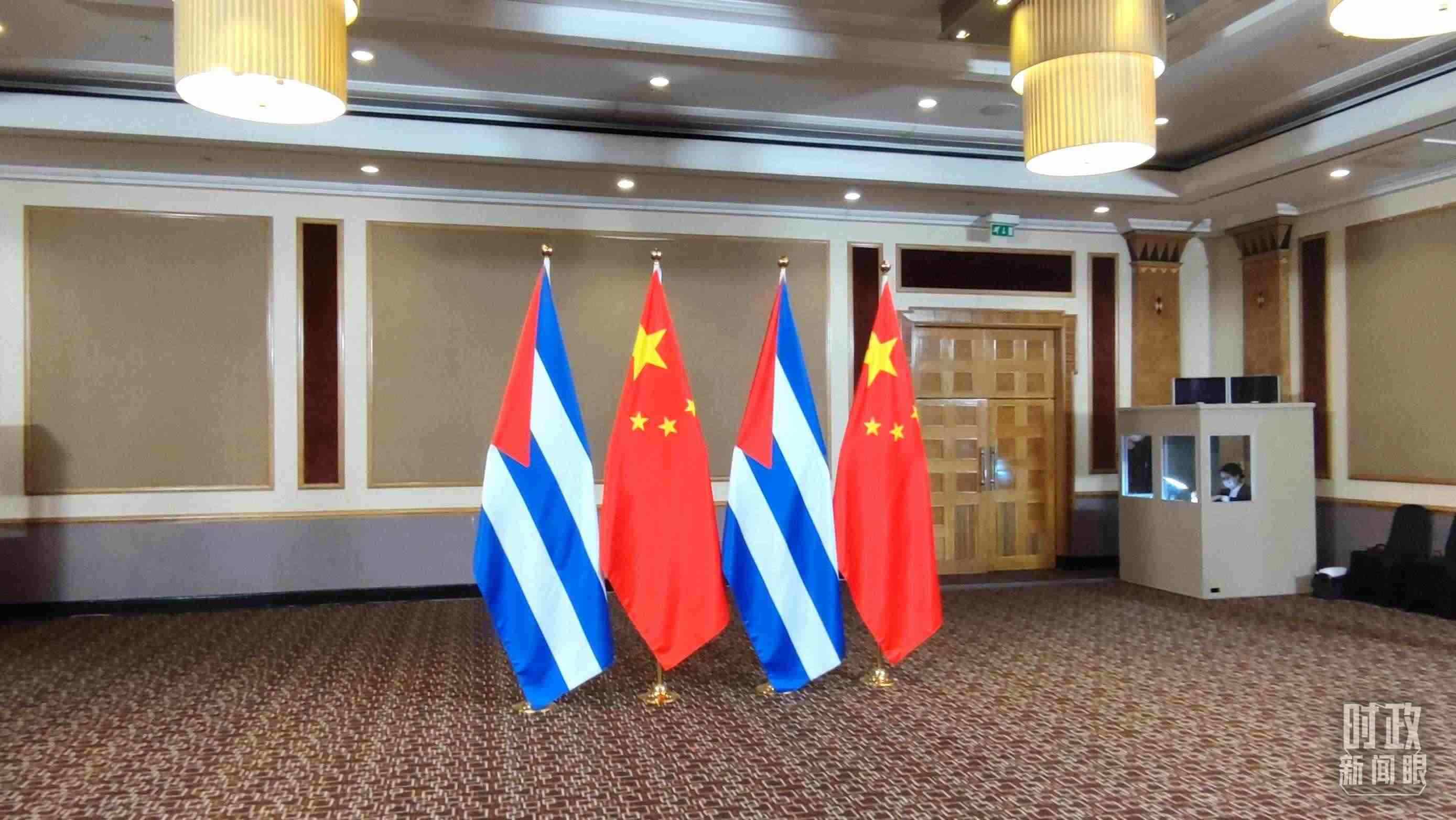 △會(huì)見(jiàn)現(xiàn)場(chǎng)的中古兩國(guó)國(guó)旗。（總臺(tái)央視記者耿小龍拍攝）