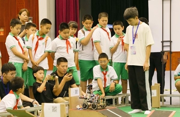 青少年學(xué)生現(xiàn)場(chǎng)觀看比賽。北京工商大學(xué)供圖