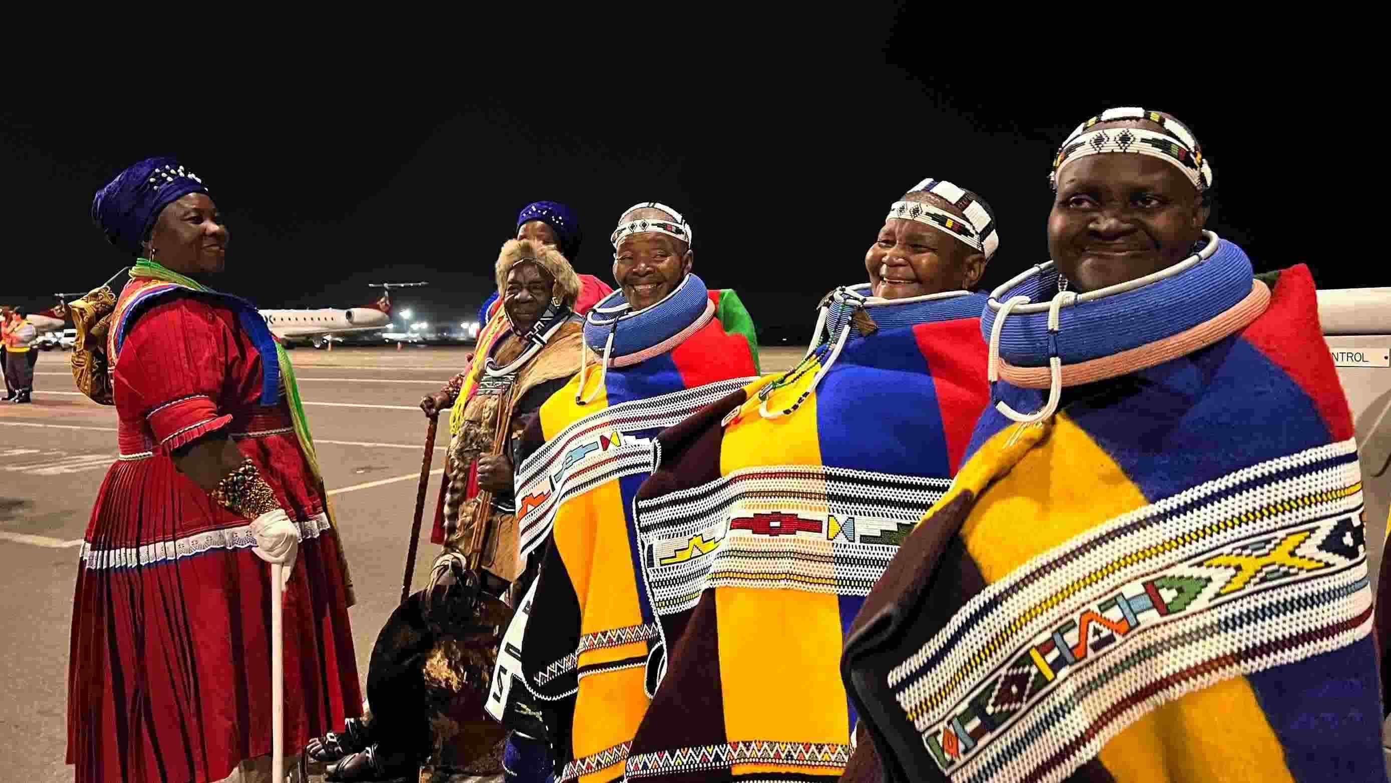 當(dāng)?shù)貢r(shí)間2023年8月21日晚，習(xí)近平主席乘坐的專機(jī)抵達(dá)南非約翰內(nèi)斯堡坦博國(guó)際機(jī)場(chǎng)，這是身穿民族服飾迎接的當(dāng)?shù)厝罕姟? width=