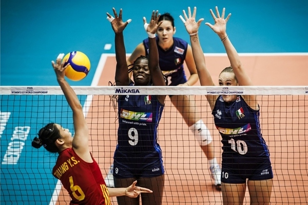 中國(guó)隊(duì)球員莊宇珊(左)在比賽中。圖片來(lái)源：國(guó)際排聯(lián)