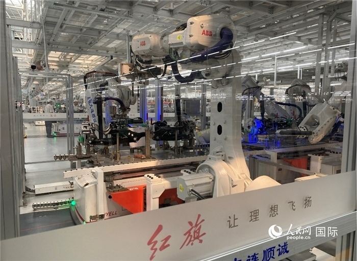 一汽—紅旗繁榮工廠內(nèi)的智能機器人。人民網(wǎng) 宋歌攝