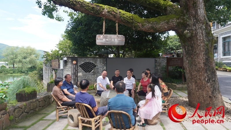 余杭區(qū)徑山鎮(zhèn)小古城村村民在“樟樹下議事”。人民網(wǎng)肖聰聰攝