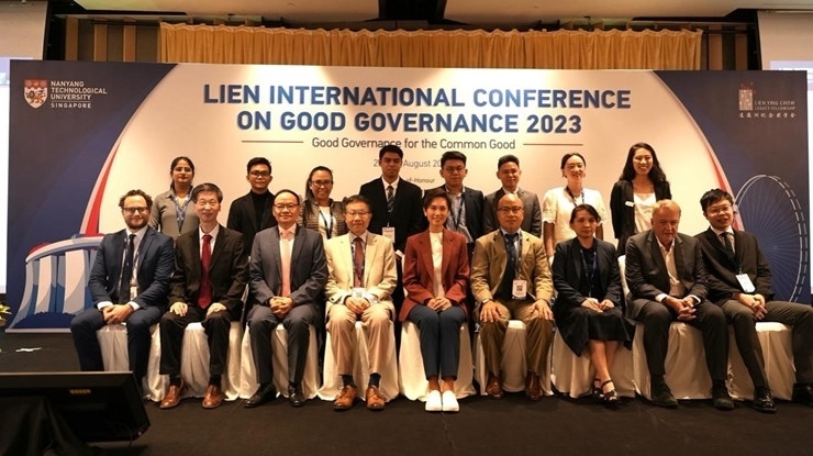 與會嘉賓和新書的編者及章節(jié)作者合影。新加坡南洋理工大學(xué)供圖