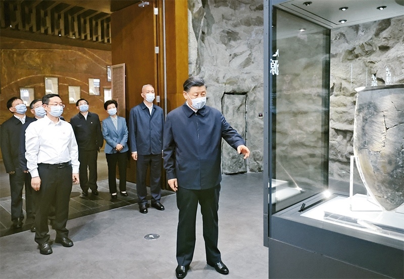 2023年6月2日，中共中央總書記、國家主席、中央軍委主席習(xí)近平在北京出席文化傳承發(fā)展座談會(huì)并發(fā)表重要講話。這是座談會(huì)前，習(xí)近平2日下午在中國歷史研究院考察。 新華社記者 鞠鵬/攝