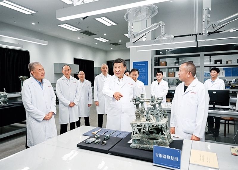 2023年7月25日至27日，中共中央總書記、國家主席、中央軍委主席習(xí)近平在四川考察。這是26日下午，習(xí)近平在位于德陽市廣漢市的三星堆博物館文物保護(hù)與修復(fù)館，同現(xiàn)場(chǎng)工作人員親切交流。 新華社記者 謝環(huán)馳/攝