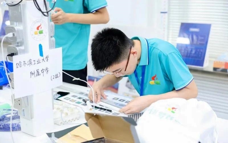 △今年7月，“逐夢(mèng)蒼穹”科技主題教育活動(dòng)在北京市八一學(xué)校舉辦。來(lái)自全國(guó)各地的百余名師生，在動(dòng)手實(shí)踐中學(xué)習(xí)航天知識(shí)、提高創(chuàng)新能力。