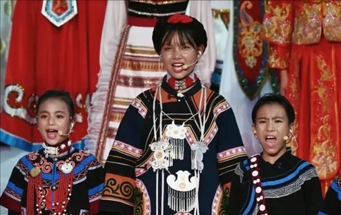 △今年7月，在成都大運(yùn)會(huì)開(kāi)幕式上，從大山深處走來(lái)的孩子們，自信地站在舞臺(tái)中央，以歌聲表達(dá)對(duì)未來(lái)的憧憬。