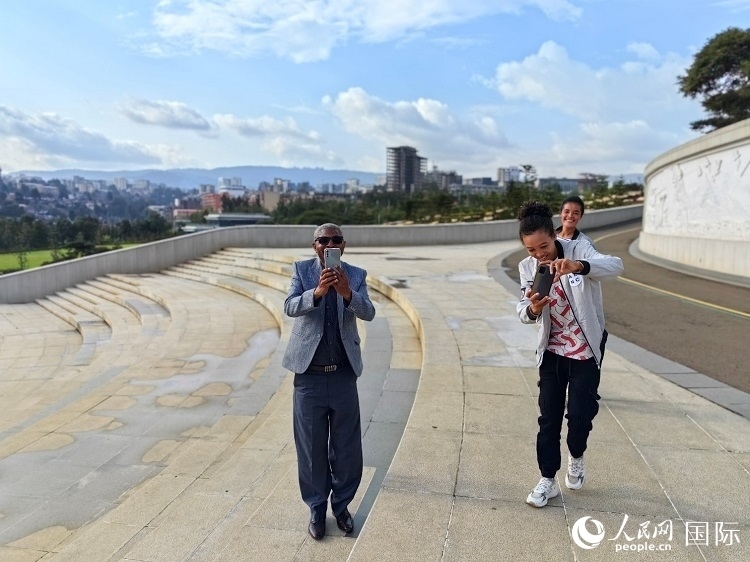 亞的斯亞貝巴友誼廣場的游客與人民網(wǎng)記者互動。人民網(wǎng)記者 陳星星攝