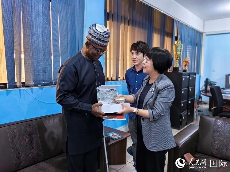 人民網(wǎng)監(jiān)事會主席唐維紅（右一）帶隊訪問尼日利亞通訊社，與該社總裁布克·龐勒（左一）交流。人民網(wǎng)記者 陳星星攝