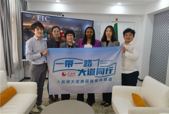 埃塞俄比亞投資委主任萊利斯（右三）、萬巧云（左二）與人民網(wǎng)記者合影。