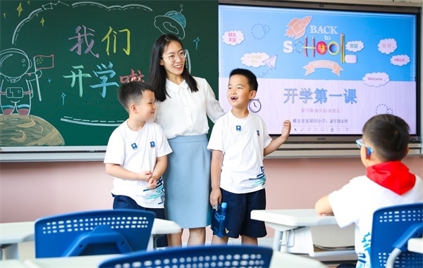 8月30日，雄安史家胡同小學(xué)學(xué)生體驗學(xué)校生活。