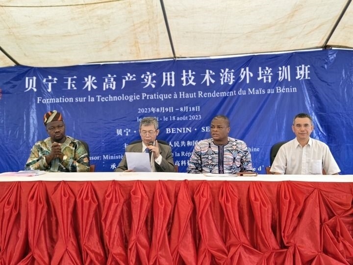 8月9日，2023年貝寧“玉米高產(chǎn)實用技術(shù)培訓(xùn)班”開班儀式在位于塞梅波吉市的中國援貝寧農(nóng)業(yè)技術(shù)示范中心舉行。