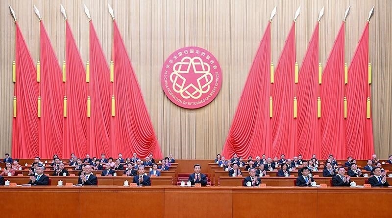 2023年8月31日，第十一次全國(guó)歸僑僑眷代表大會(huì)在北京人民大會(huì)堂開(kāi)幕。習(xí)近平等黨和國(guó)家領(lǐng)導(dǎo)人到會(huì)祝賀