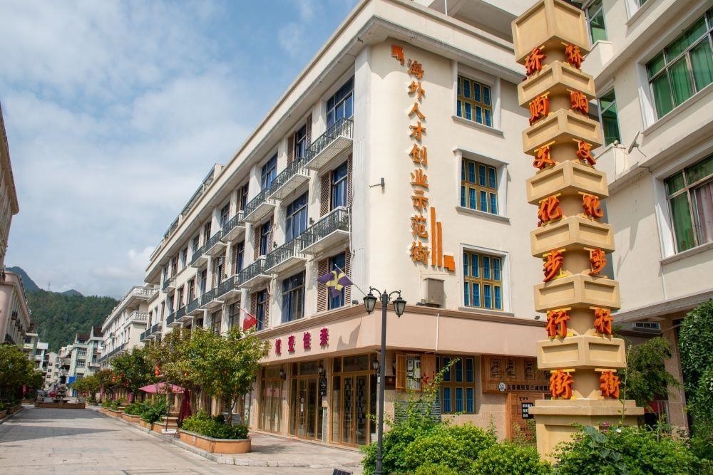 浙江溫州文成縣玉壺鎮(zhèn)是全國(guó)著名僑鄉(xiāng)。近年來(lái)，當(dāng)?shù)胤e極搭建平臺(tái)，吸引華僑回鄉(xiāng)創(chuàng)業(yè)。圖為該鎮(zhèn)的海外人才創(chuàng)業(yè)示范街