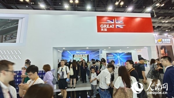 9月3日，英國(guó)館吸引參展觀眾駐足。人民網(wǎng)記者 趙雯博攝