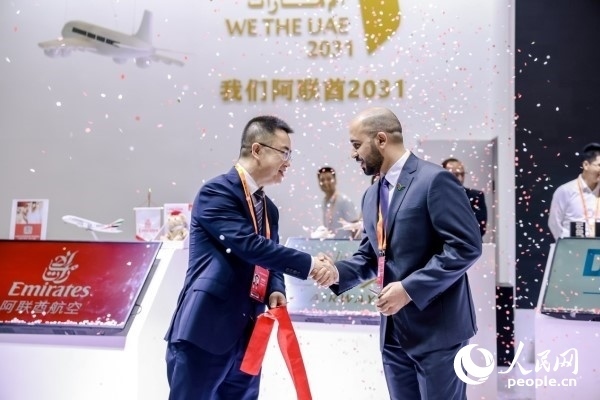 9月3日，阿聯(lián)酋駐華大使館臨時(shí)代辦、副館長(zhǎng)哈利德·沙赫參贊與中國(guó)貿(mào)促會(huì)聯(lián)絡(luò)部二級(jí)巡視員楊曉軍揭幕阿聯(lián)酋國(guó)家館。圖片由阿聯(lián)酋駐華大使館提供