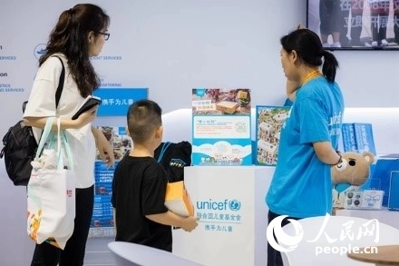 9月2日，觀眾駐足聯(lián)合國(guó)兒童基金會(huì)展館。圖片由聯(lián)合國(guó)兒童基金會(huì)提供