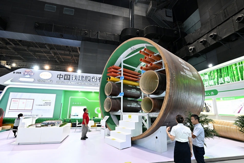 9月2日，在國家體育館舉行的服貿(mào)會環(huán)境服務(wù)專題展上，客商在中國鐵建展位竹纏繞管廊旁了解信息。新華社記者 李鑫 攝