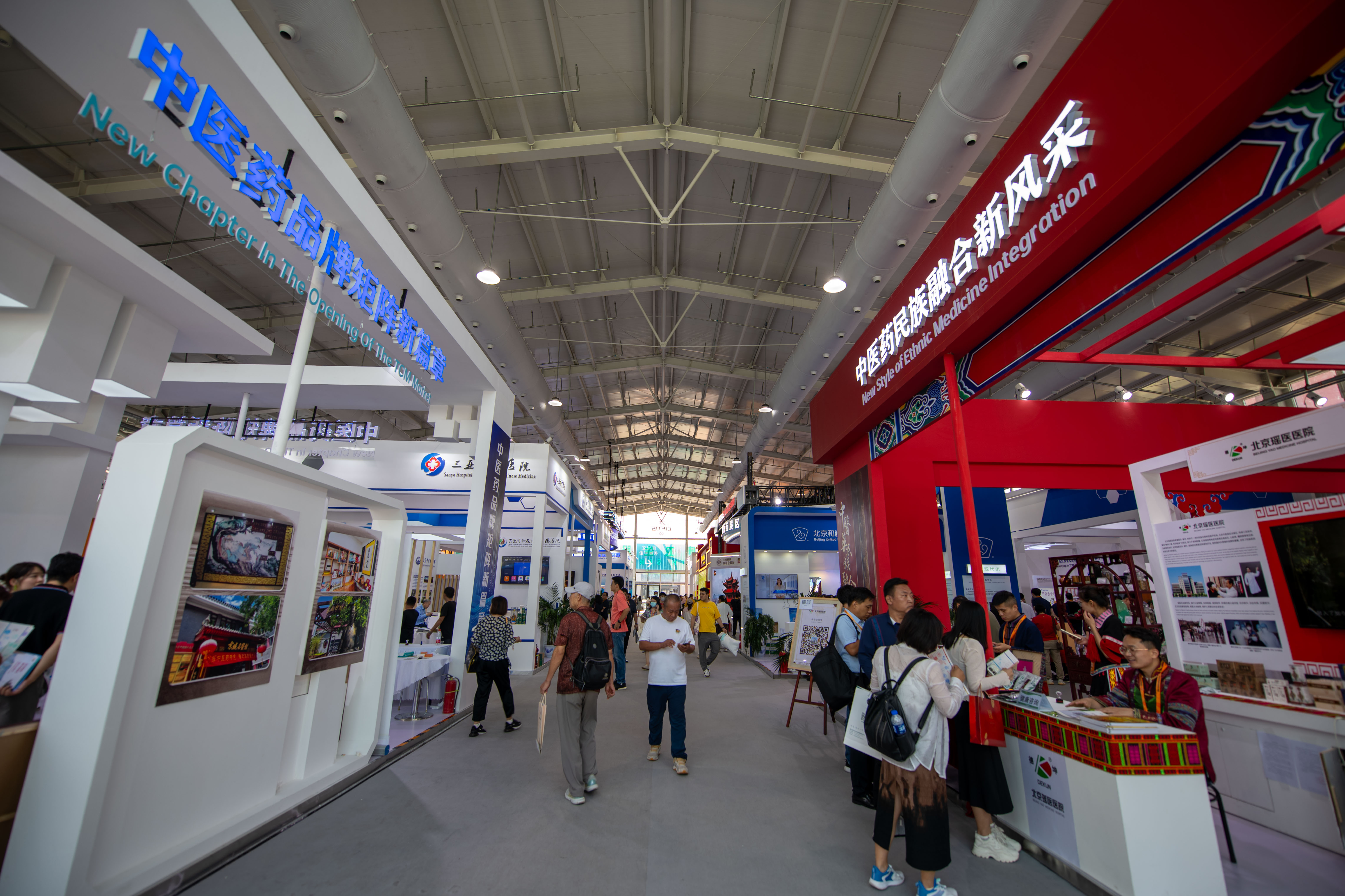 在位于首鋼園的健康衛(wèi)生服務(wù)展區(qū)，觀眾正在參觀。人民網(wǎng)記者 翁奇羽攝