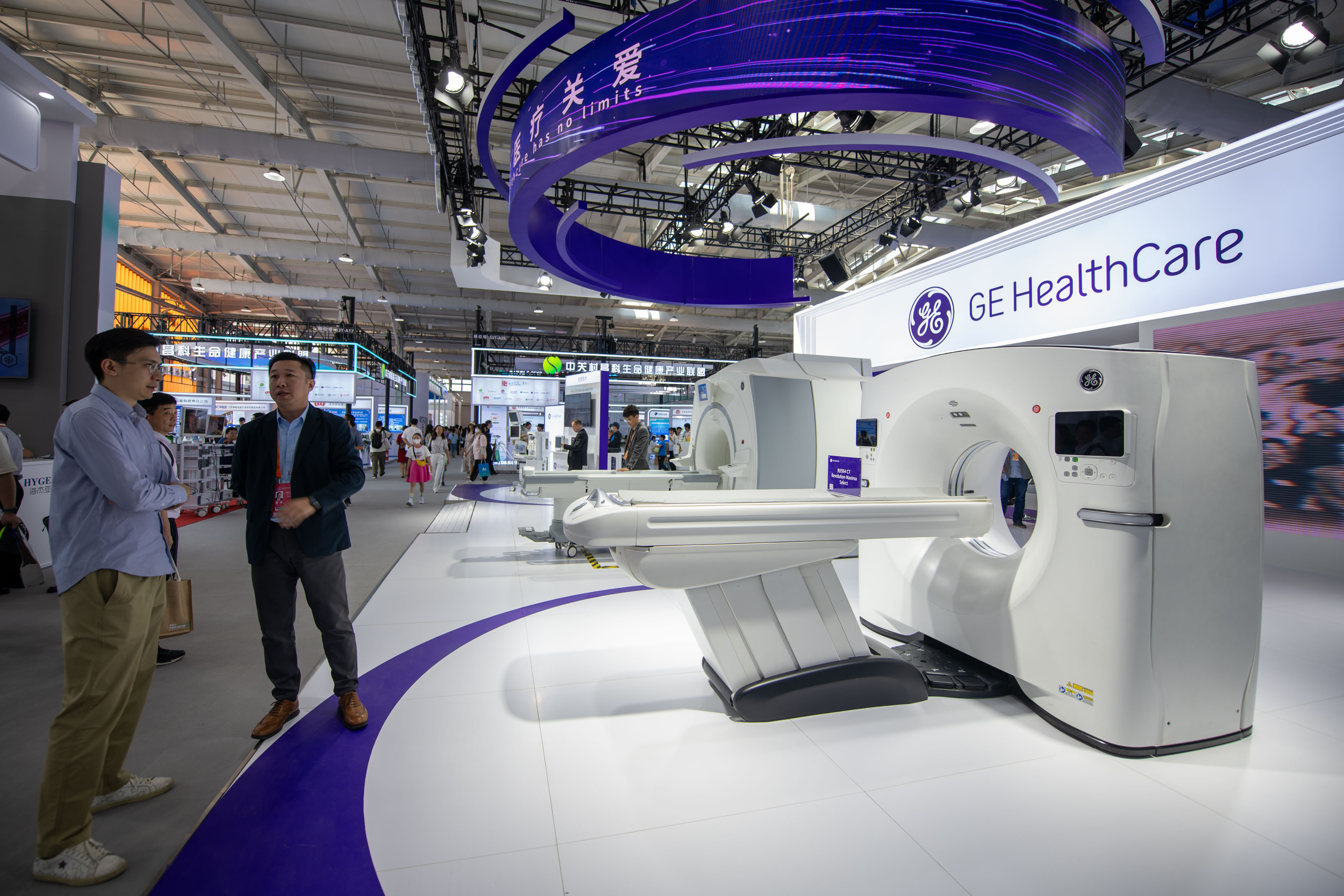 9月3日，在位于首鋼園的健康衛(wèi)生服務(wù)展區(qū)，觀眾正在參觀GE展臺(tái)。人民網(wǎng)記者 翁奇羽攝