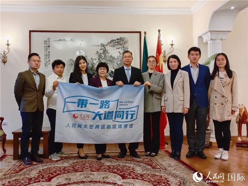 胡長(zhǎng)春大使、駐非盟使團(tuán)工作人員與人民網(wǎng)記者合影。