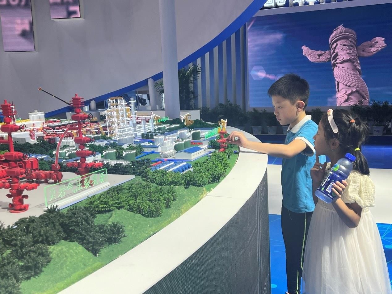 小朋友正在觀看展覽模型。人民網(wǎng) 歐陽易佳攝