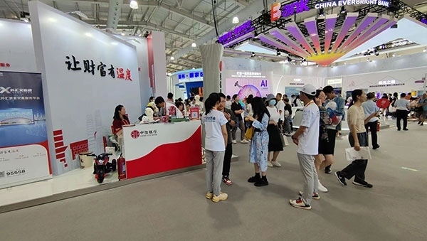 在銀行展臺，“溫度”成為了高頻詞匯。人民網(wǎng)記者 李彤?dāng)z