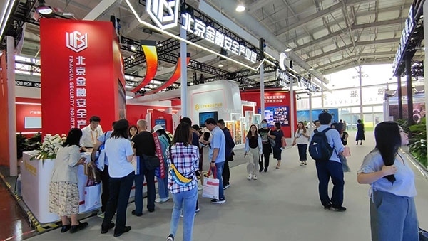 金融安全、投資者教育是金融服務(wù)展區(qū)知識科普的重要展示環(huán)節(jié)。人民網(wǎng)記者 李彤?dāng)z