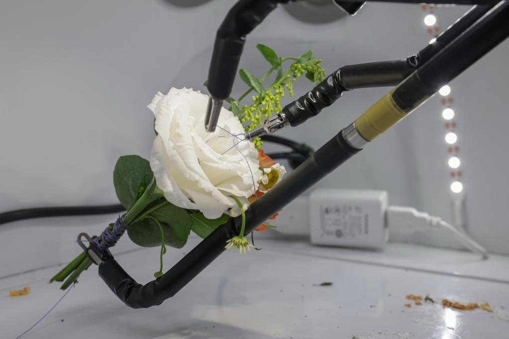 9月4日，在服貿(mào)會(huì)首鋼園區(qū)北京友誼醫(yī)院展臺(tái)，圖邁單臂腔鏡手術(shù)機(jī)器人用手術(shù)線打結(jié)。新華社記者 張玉薇 攝