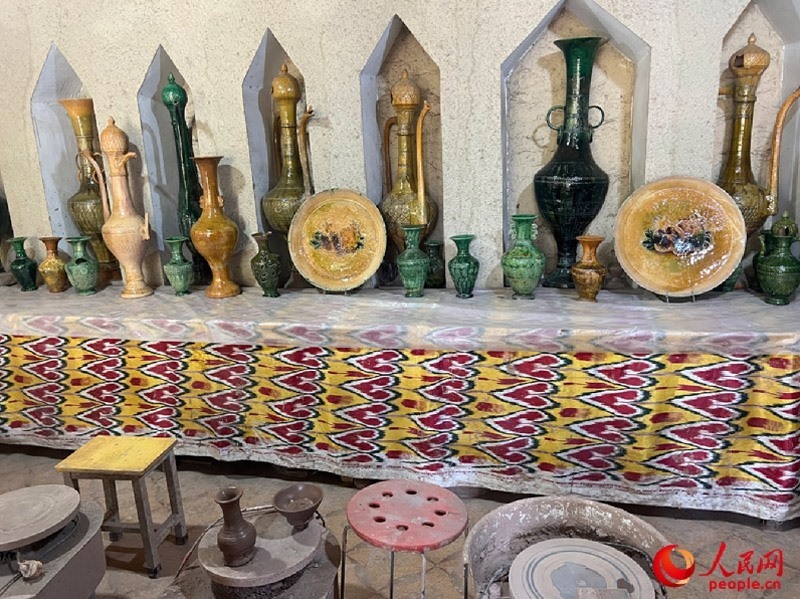 游客制作土陶體驗(yàn)區(qū)。人民網(wǎng)記者 常雪梅攝