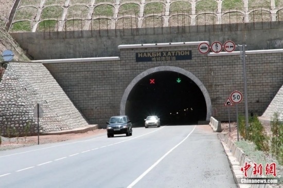連接塔吉克斯坦南北的重要隧道之一哈特隆隧道由中國路橋承建，是塔國南北公路交通的重要干線道路，對(duì)促進(jìn)塔吉克斯坦南北交流和國民經(jīng)濟(jì)發(fā)展具有重要意義。田冰攝