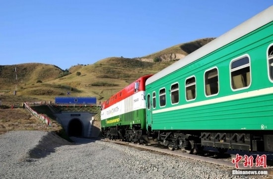 2016年8月24日，塔吉克斯坦“瓦赫達(dá)特-亞灣”鐵路通車。這是絲綢之路經(jīng)濟(jì)帶框架下首個(gè)開工并建成的鐵路項(xiàng)目，具標(biāo)志性意義。圖為火車進(jìn)入由中鐵十九局集團(tuán)有限公司承建的隧道。文龍杰 攝